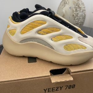 ADIDAS YEEZY 700 v3 KIDS “SAFFLOWER”